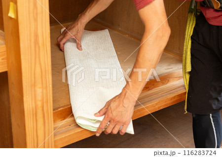 住宅のクロスを張り替える職人 116283724