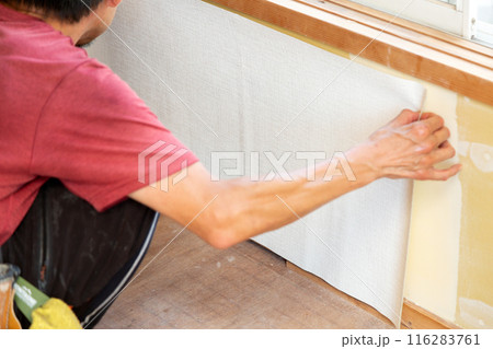 住宅のクロスを張り替える職人 住宅のクロスを張り替える職人 116283761