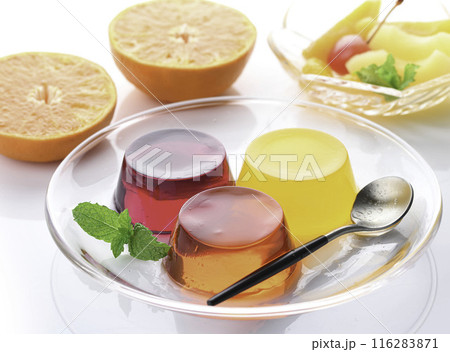 色鮮やかな3種類のフルーツゼリー　（ いちご、オレンジ、グレープ ） 116283871