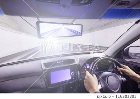 高速道路を走る車からの景色 高速道路を走る車からの景色 116283883