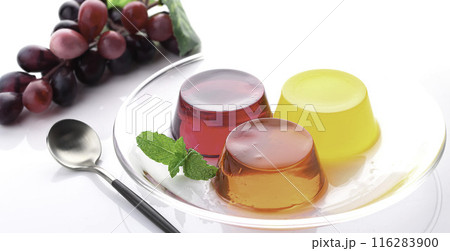 色鮮やかな3種類のフルーツゼリー　（ いちご、オレンジ、グレープ ） 116283900