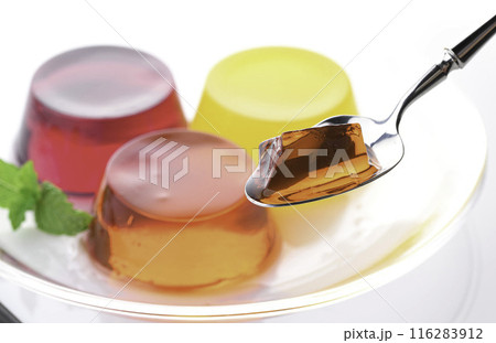 色鮮やかな3種類のフルーツゼリー　（ いちご、オレンジ、グレープ ） 116283912