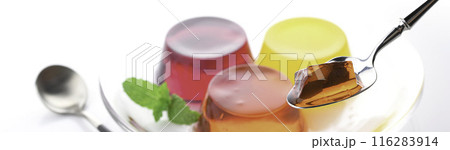 色鮮やかな3種類のフルーツゼリー ( いちご、オレンジ、グレープ ) 色鮮やかな3種類のフルーツゼリー ( いちご、オレンジ、グレープ ) 116283914