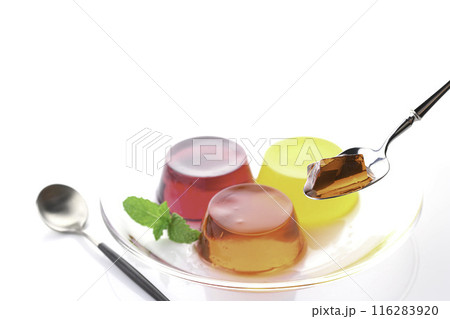 色鮮やかな3種類のフルーツゼリー　（ いちご、オレンジ、グレープ ） 116283920