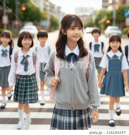 制服を着た少女たちが横断歩道を歩いて通学している 116284247