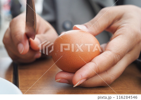 women hand perfectly Peeled Boiled Eggs  116284546