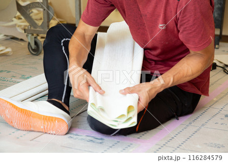 住宅のクロスを準備する職人 住宅のクロスを準備する職人 116284579