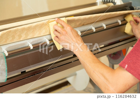 住宅のクロスを準備する職人 116284632