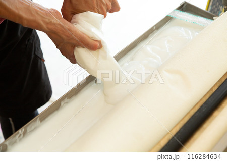 住宅のクロスを準備する職人 116284634