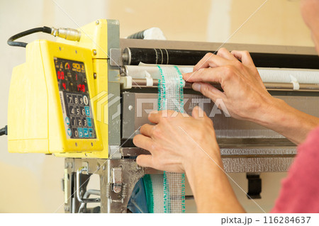 住宅のクロスを準備する職人 116284637