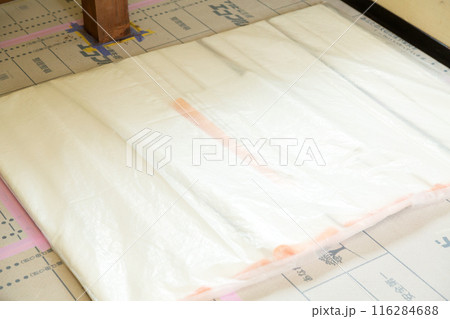 住宅のクロスを準備する職人 116284688