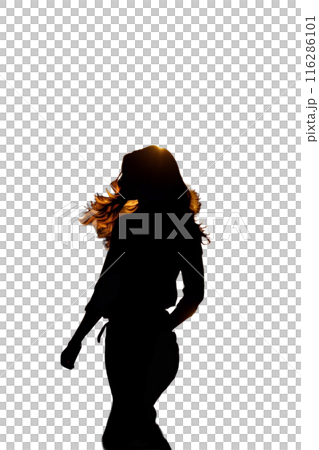 一個女人在風中揮舞的剪影 116286101
