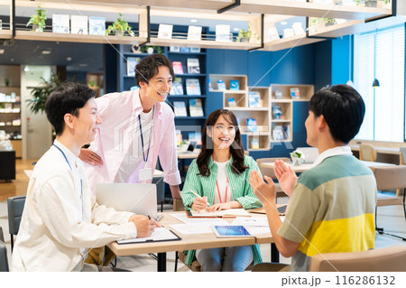会議をするビジネスマン 撮影協力:Creadisce(丸善雄松堂株式会社) 会議をするビジネスマン 撮影協力:Creadisce(丸善雄松堂株式会社) 116286132