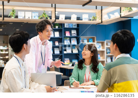 会議をするビジネスマン 撮影協力:Creadisce(丸善雄松堂株式会社) 会議をするビジネスマン 撮影協力:Creadisce(丸善雄松堂株式会社) 116286135