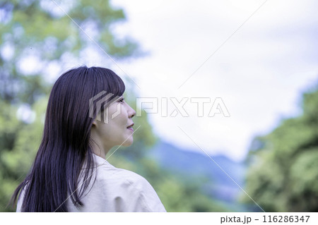 新緑の公園を散策する女性 116286347