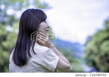 新緑の公園を散策する女性 116286350