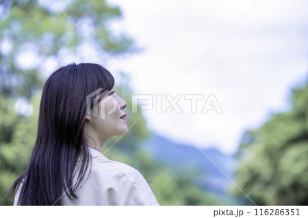 新緑の公園を散策する女性 116286351