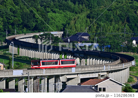 S字の高架橋を走る鹿島臨海鉄道6000形気動車 116286363