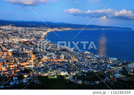 日本三大夜景・輝く街灯りと漆黒の海… 函館山から眺める『函館の夜景』と『満月』 116286399