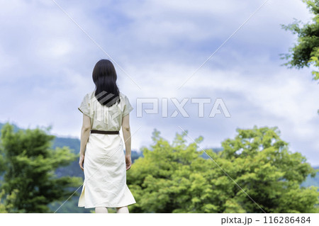 新緑の公園を散策する女性 116286484