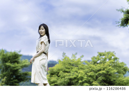 新緑の公園を散策する女性 116286486