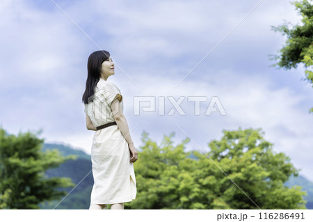 新緑の公園を散策する女性 116286491