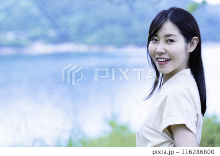 水辺を観光する女性 水辺を観光する女性 116286800