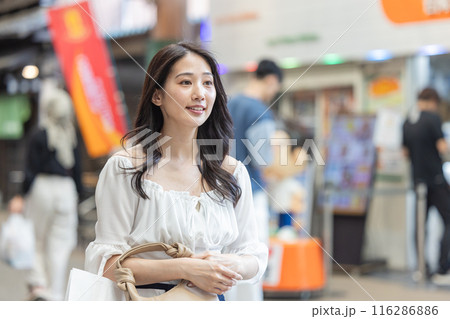 商店街を歩く若い女性 商店街を歩く若い女性 116286886