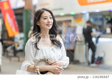 商店街を歩く若い女性 商店街を歩く若い女性 116286887