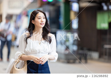 商店街を歩く若い女性 116286892