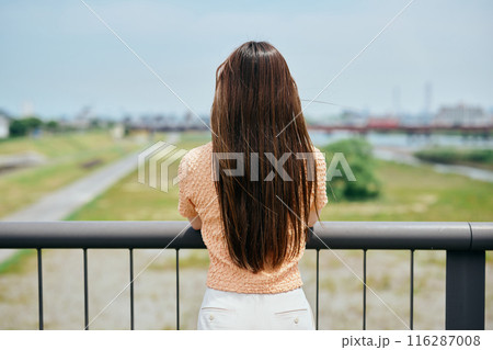 景色を眺める若い女性の後ろ姿 116287008