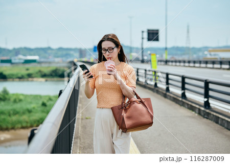 通勤する若い女性 通勤する若い女性 116287009