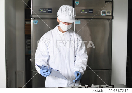 厨房を点検する衛生服を着たアジア人男性 116287215