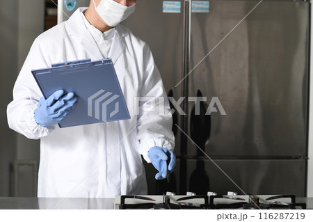 厨房を点検する衛生服を着たアジア人男性 116287219