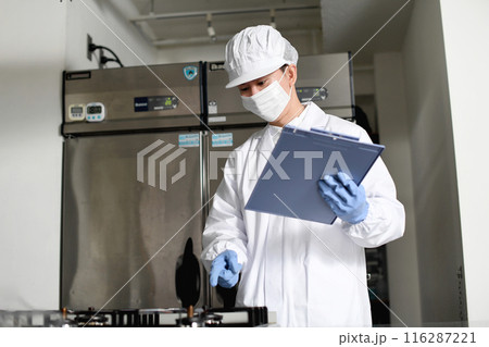 厨房を点検する衛生服を着たアジア人男性 116287221