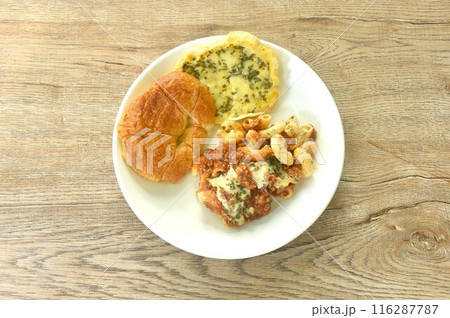 baking crispy butter croissant French bread butter garlic with macaroni dressing fried chop pork and slice tomato in ketchup sauce on plate   116287787