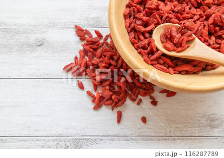 器に盛ったクコの実 116287789