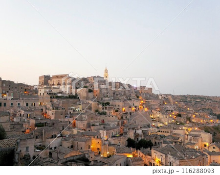 夕暮れのマテーラ 世界遺産の美しい町並み (イタリア) 夕暮れのマテーラ 世界遺産の美しい町並み (イタリア) 116288093
