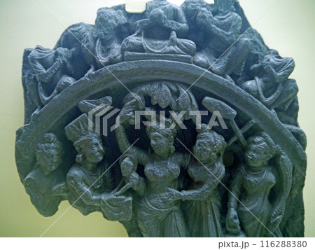 インドのコルカタ博物館に展示されるガンダーラの仏伝小彫刻の釈迦誕生の瞬間 116288380