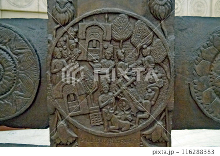 インドのコルカタにある国立博物館に展示されている紀元前の釈尊の姿なき仏伝彫刻のバールフト仏塔の彫刻 116288383