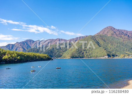 西湖　淡い藍色の湖水で山々と青木ヶ原樹海に囲まれた神秘的な魅力 116288480
