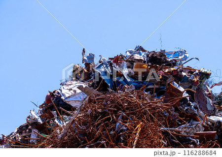 山積みされた産業廃棄物 116288684