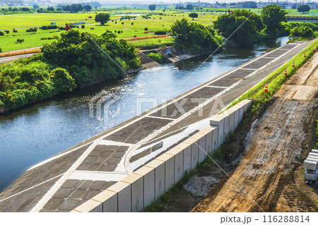 二子玉川・多摩川に建設された堤防 水害対策 防災【東京都・世田谷区】 二子玉川・多摩川に建設された堤防 水害対策 防災【東京都・世田谷区】 116288814