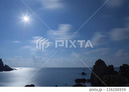 満月の光芒が照らす福井の海岸線、夜の神秘的な光景 116288939