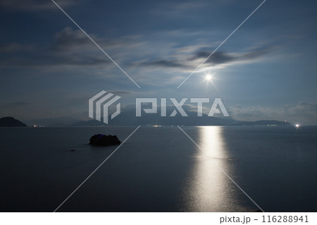 日本海に浮かぶ満月と福井の岩海岸の美しい夜の光景 116288941