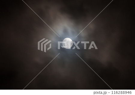 雲に覆われた十六夜の月が浮かぶ静かな夜、幻想的な光景 116288946