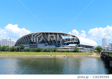 本川対岸、空鞘橋たもとから臨むエディオンピースウイング広島 116289369