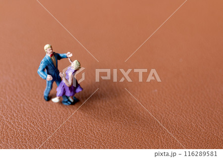 Couple dancing on a smooth brown background 116289581
