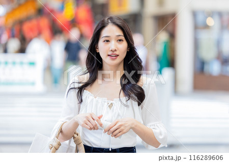商店街を歩く若い女性 商店街を歩く若い女性 116289606