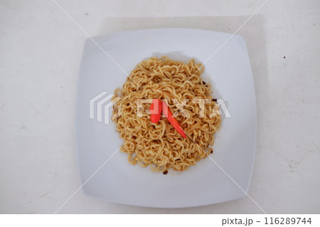 fried noodles on a plate 116289744
